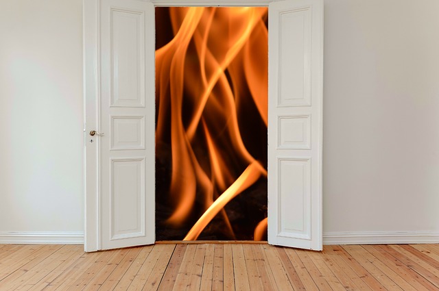 Otvorené dvere dokorán, oheň.jpg