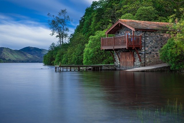 Kamenný dom na brehu jazera